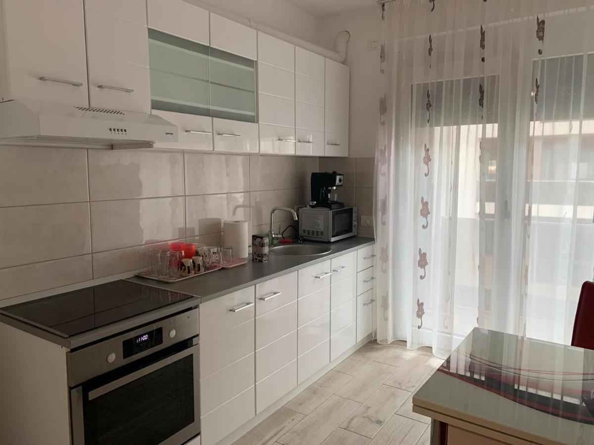 Apartament Cu 2 Camere Орадя Екстер'єр фото